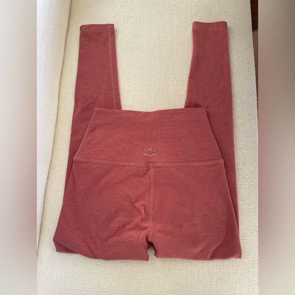 Beyond Yoga Caught in the Midi High Waist Leggings in Softest Scarlet size S - Picture 2 of 4